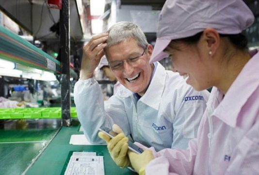 Китайцев лишают выходных из-за iPhone 12, Foxconn отрицает