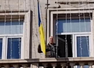 Болгарский политик выбросил из здания мэрии флаг Украины