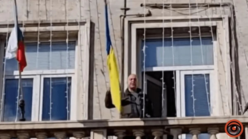 Болгарский политик выбросил украинский флаг из здания мэрии