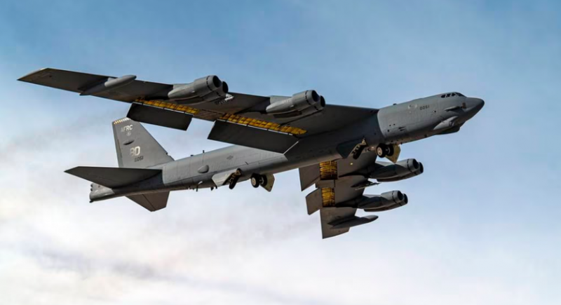 Ядерный бомбардировщик B-52 Stratofortress обнаружен в 25 км от Украины