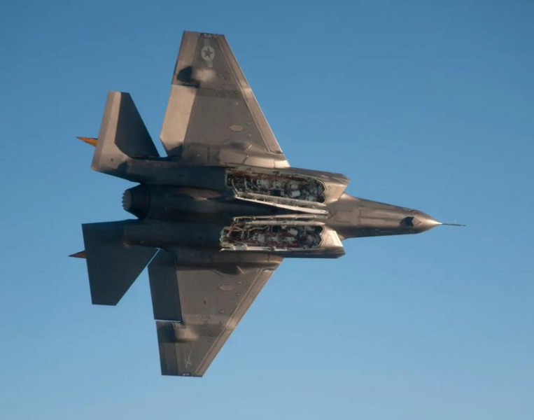 Lockheed Martin разрабатывает новую компоновку отсеков для F-35A и F-35C — истребители смогут нести больше ракет AIM-120 AMRAAM