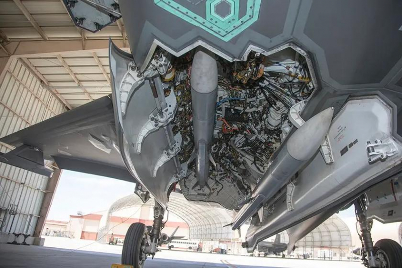 Lockheed Martin разрабатывает новую компоновку отсеков для F-35A и F-35C — истребители смогут нести больше ракет AIM-120 AMRAAM