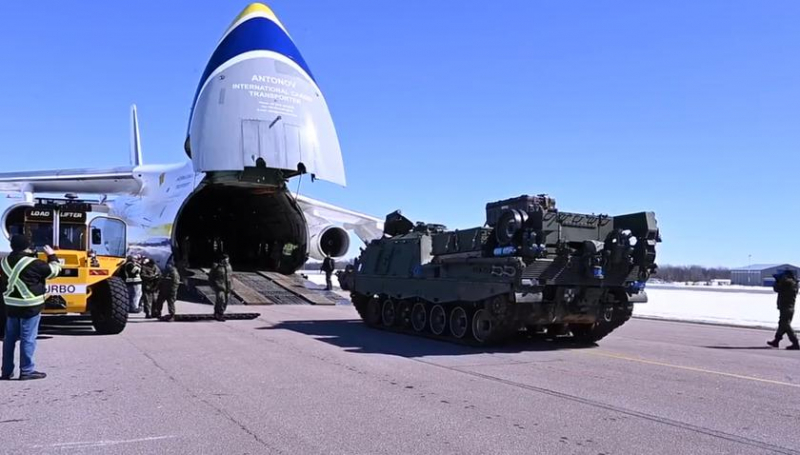 Минобороны Канады показало переброску бронемашин Bergepanzer 3 в Украину (видео)