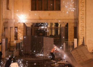 Митингующие штурмуют парламент, вся площадь в дыму от газовых гранат. Как проходит второй день протестов в Грузии