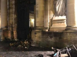 Пенсионные протесты: во Франции митингующие подожгли мэрию