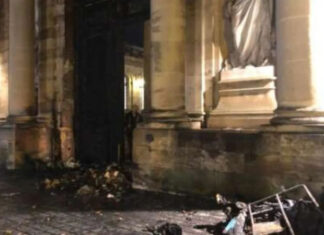 Пенсионные протесты: во Франции митингующие подожгли мэрию