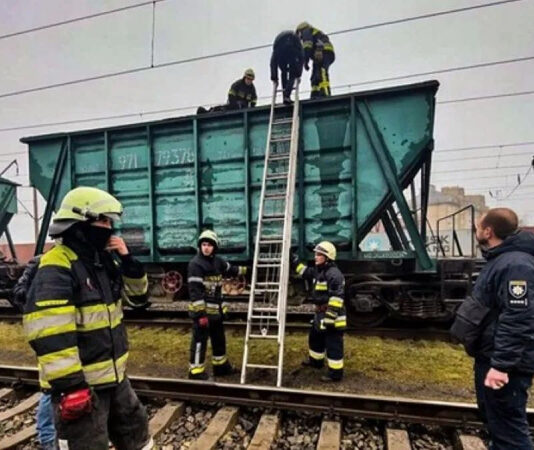 Под Киевом подросток умер от удара током после попытки совершить селфи на поезде