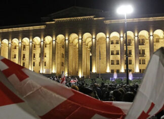 Протестующие в Тбилиси дали правительству час для выполнения требований