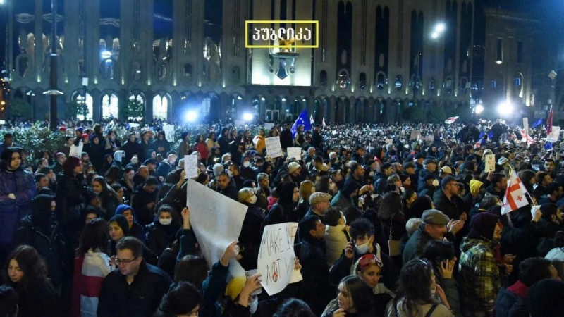 Протесты продолжаются: на проспекте Руставели в Тбилиси собрались десятки тысяч человек