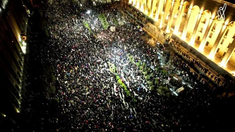 Протесты продолжаются: на проспекте Руставели в Тбилиси собрались десятки тысяч человек