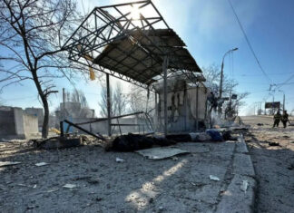 Россияне убили гражданских в Херсоне — обстреляли остановку и магазин