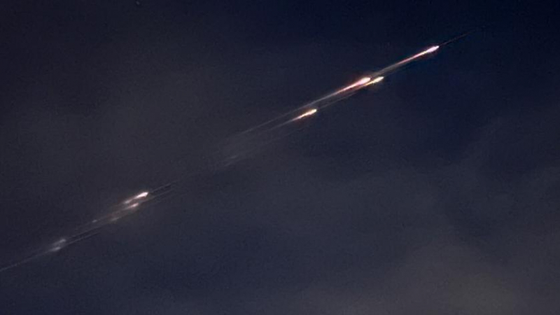 Старая антенна Международной космической станции нарисовала огненные полосы в небе над Сакраменто