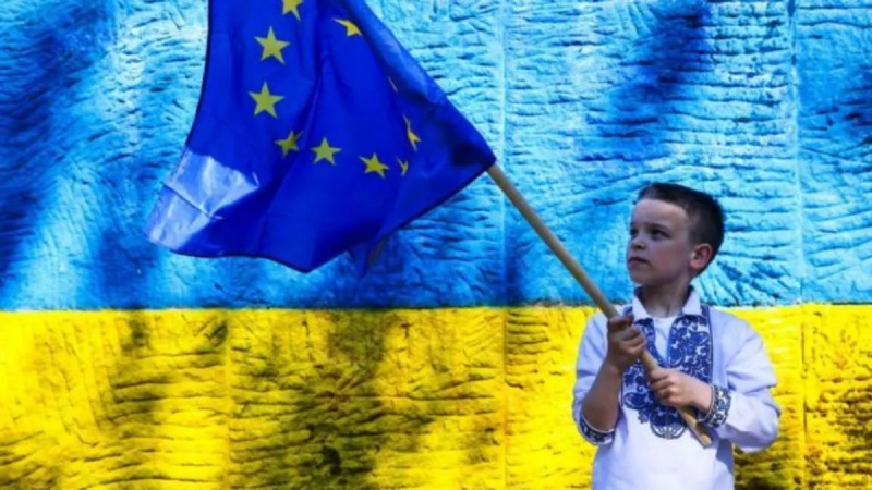 Бесплатный роуминг, платежи в евро, совместные пункты пропуска на границе — как Украина начнет вступление в ЕС согласно плану действий Кабмина-2023