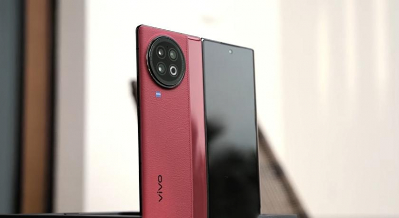 В интернете появилось видео с распаковки складного смартфона vivo X Fold 2: два экрана, камера Zeiss и красный цвет