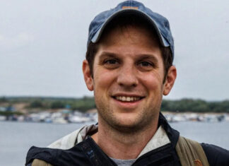 В Москве суд отправил журналиста WSJ под стражу за шпионаж: ему грозит 20-летний срок