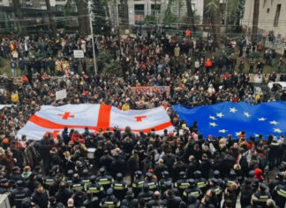 В Тбилиси люди снова вышли на протесты после ночных столкновений с полицией