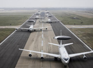 ВВС США продемонстрировали слоновью прогулку Boeing E-3 Sentry, подняв в небо одновременно несколько самолётов