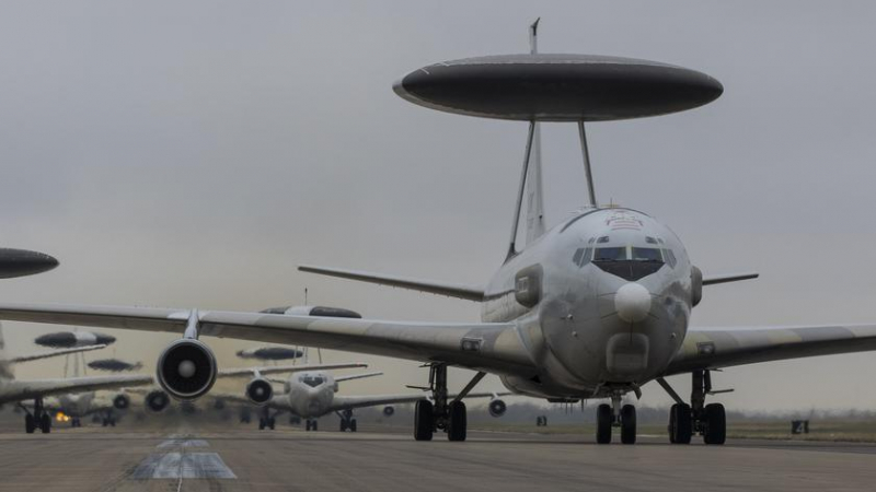 ВВС США продемонстрировали слоновью походку Boeing E-3 Sentry, подняв в небо одновременно несколько самолетов