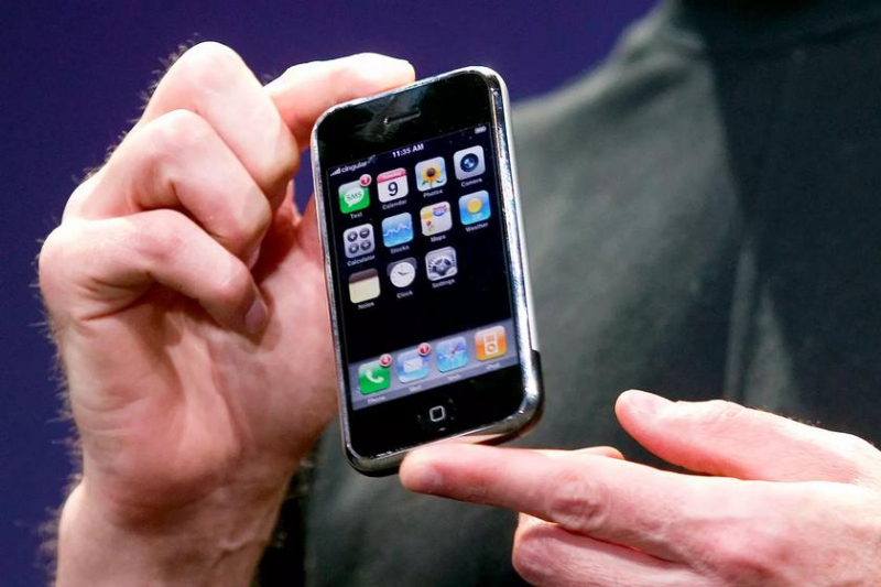 Запечатанный, ни разу не использованный: первый iPhone продан на аукционе за 55 000 долларов