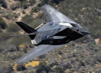 Фотограф опубликовал эффективные снимки и видео двух самолётов F-117 Nighthawk во время полёта над каньоном в Калифорнии