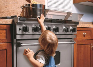 Как защитить ребенка от плиты. Не допустить ожогов и травм.