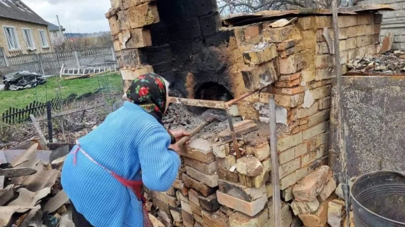 Мария Фоминцева, ставшая символом села Горенки Киевской области, печет пасху и год спустя проклинает Путина, - сообщает информатор