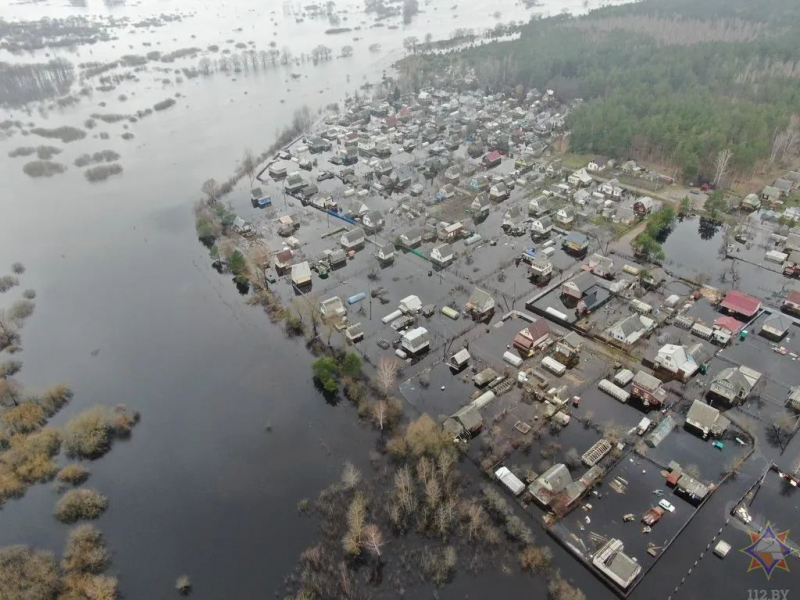 Паводок в Белоруссии 10 апреля - под Гомелем прорвало дамбу, вода залила дома через окна, видео, фото