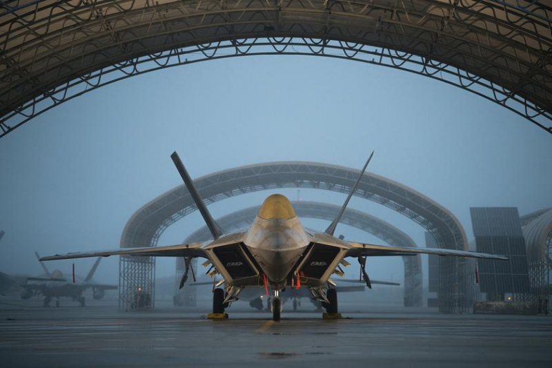 США отправляют в Польшу истребители пятого поколения F-22 Raptor