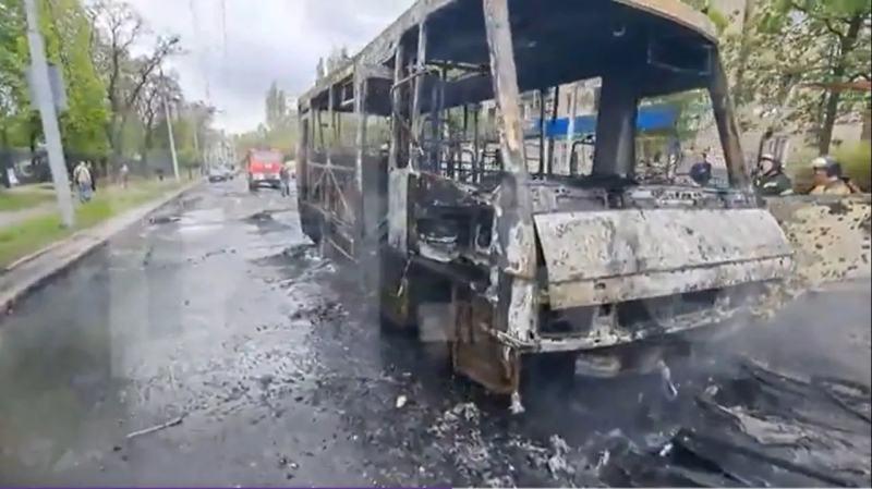 В центре Донецка вражеский снаряд сжег автобус, есть пострадавшие. Фото