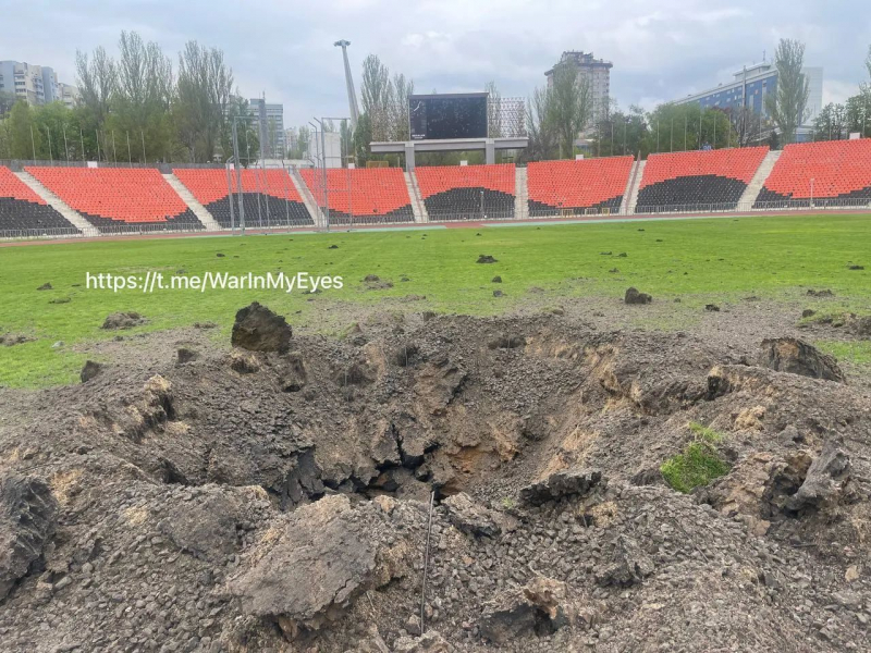 В центре Донецка вражеский снаряд сжег автобус, есть пострадавшие. Фото