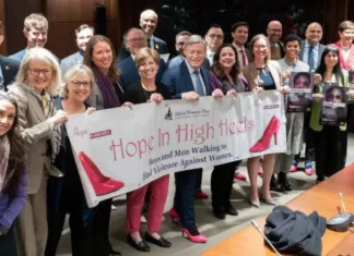 В Канаде министры правительства Трюдо вышли на работу на высоком каблуке: видео