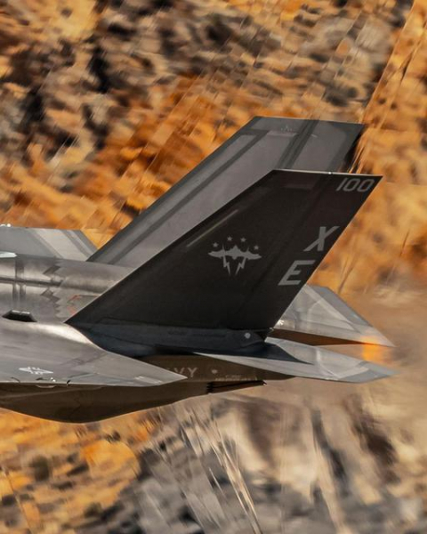 Фотограф запечатлел впечатляющий истребитель пятого поколения F-35C Lightning II, летящий на малой высоте с околозвуковой скоростью