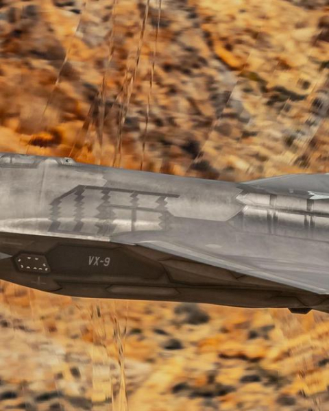 Фотограф запечатлел впечатляющий истребитель пятого поколения F-35C Lightning II, летящий на малой высоте с околозвуковой скоростью