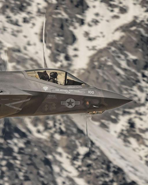 Фотограф запечатлел впечатляющий истребитель пятого поколения F-35C Lightning II, летящий на малой высоте с околозвуковой скоростью