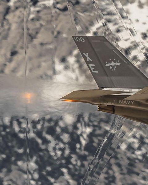 Фотограф запечатлел впечатляющий истребитель пятого поколения F-35C Lightning II, летящий на малой высоте с околозвуковой скоростью