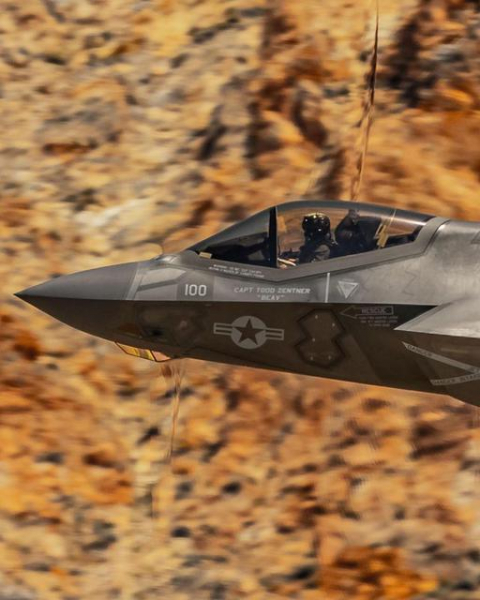 Фотограф запечатлел впечатляющий истребитель пятого поколения F-35C Lightning II, летящий на малой высоте с околозвуковой скоростью