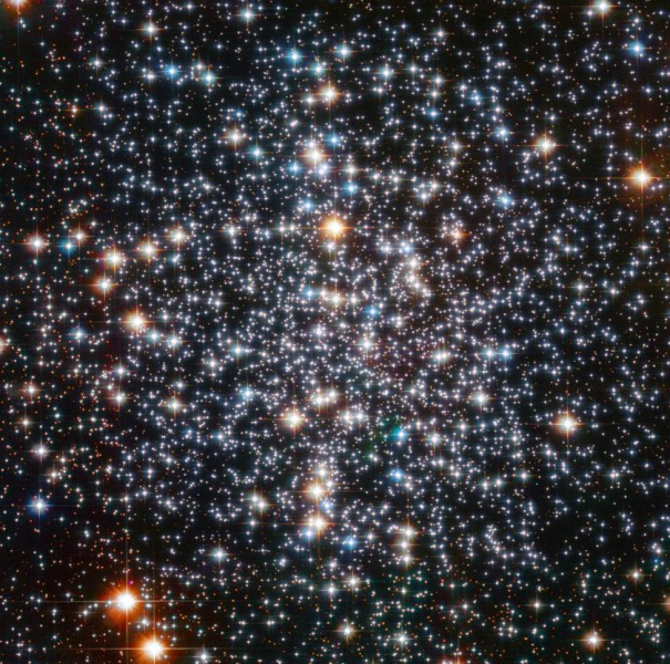Хаббл обнаружил очень редкую черную дыру в 6000 световых лет от Земли, которая всего в 800 раз массивнее Солнца