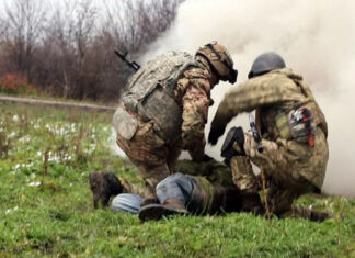 Медикам в зоне боевых действий повысят зарплату