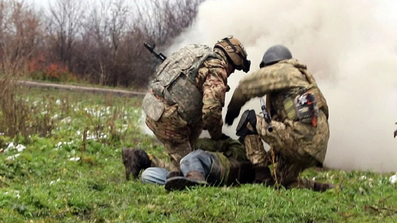 Врачам в зоне боевых действий повысят зарплату