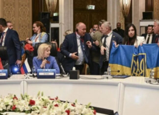 На саммите ПАЧЭС произошло столкновение между украинской и российской делегацией: россияне пытались забрать флаг Украины