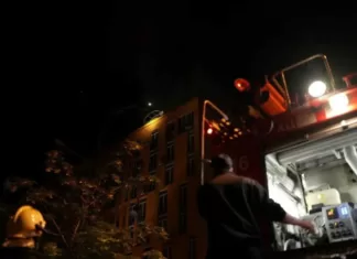 После падения дрона на ЖК «Комфорт таун» пожарных остановили шлагбаумы