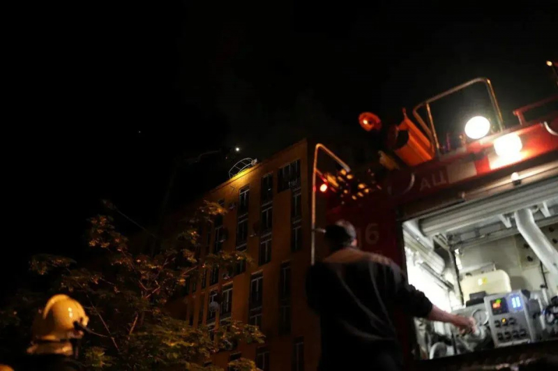 Барьеры остановили пожарных после крушения дрона в жилом комплексе Комфорт Таун