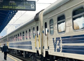 Придут с задержкой: из-за обстрелов четыре поезда Укрзализныци задержатся более чем на часы