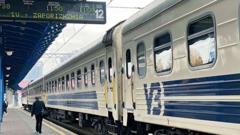 Идут с опозданием: из-за обстрелов четыре поезда Укрзализныци задержат более часа