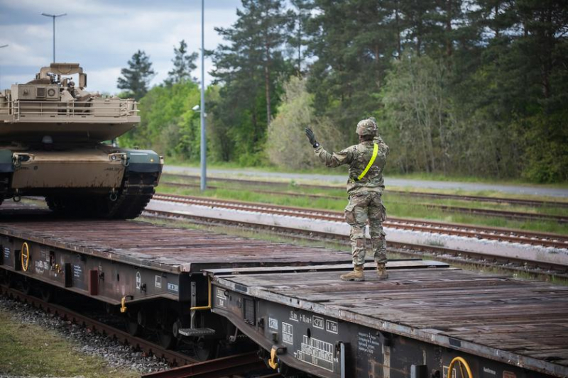 В США показали танки Abrams M1A1, на которых будут обучать украинские экипажи