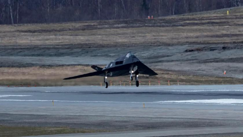 Самолет-невидимка F-117 Nighthawk впервые после списания принял участие в учениях на Аляске