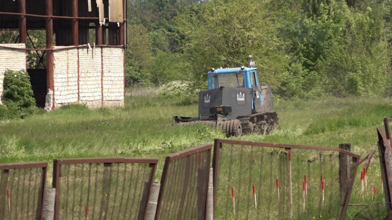 Украинские специалисты сделали беспилотник для разминирования за 130 тысяч долларов на базе тягача и танковой техники