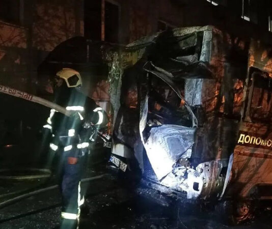 В центре Киева сгорела скорая, киевляне слышали звуки взрыва — есть жертвы
