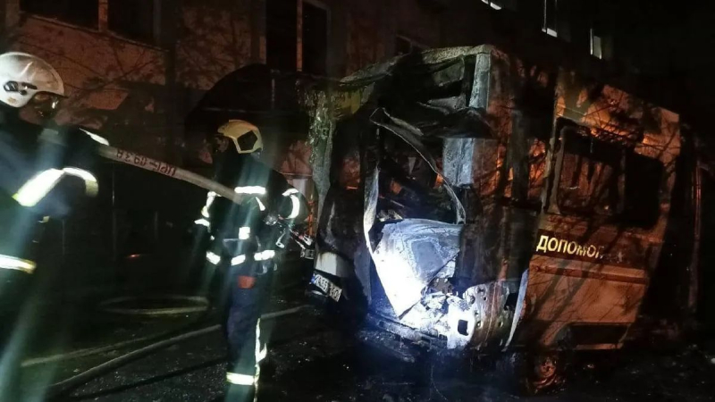 В центре Киева сгорела машина скорой помощи, киевляне слышали звук взрыва - есть пострадавшие