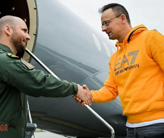 Венгерский министр Сийярто обозвал Европу «заложницей военного психоза» и улетел в Китай договариваться о мире в Украине